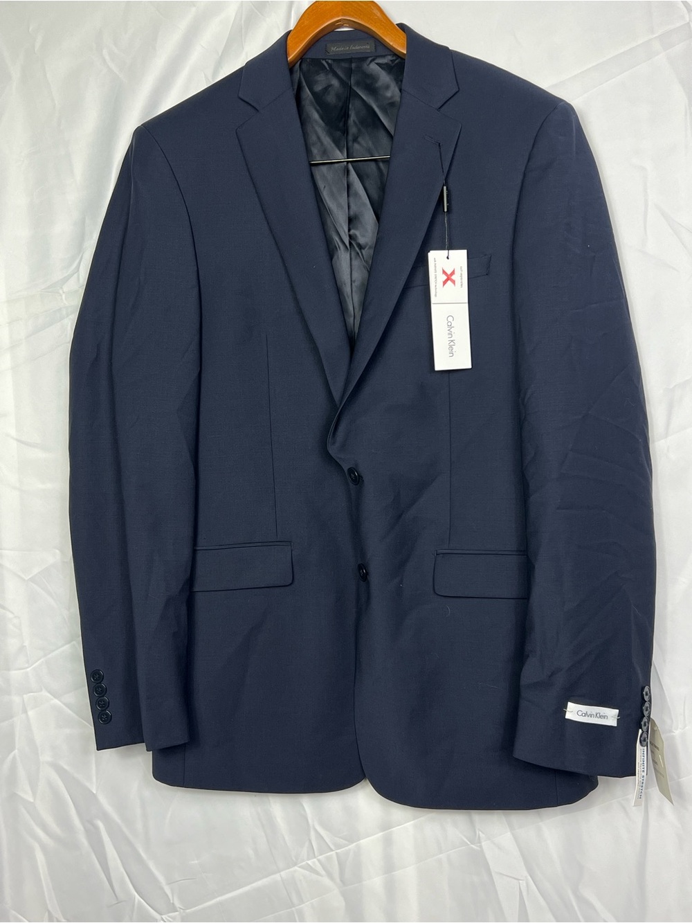 Calvin Klein Men's Navy Blue Two-Button suit. Blazer 42 long-pants 33x32. New.